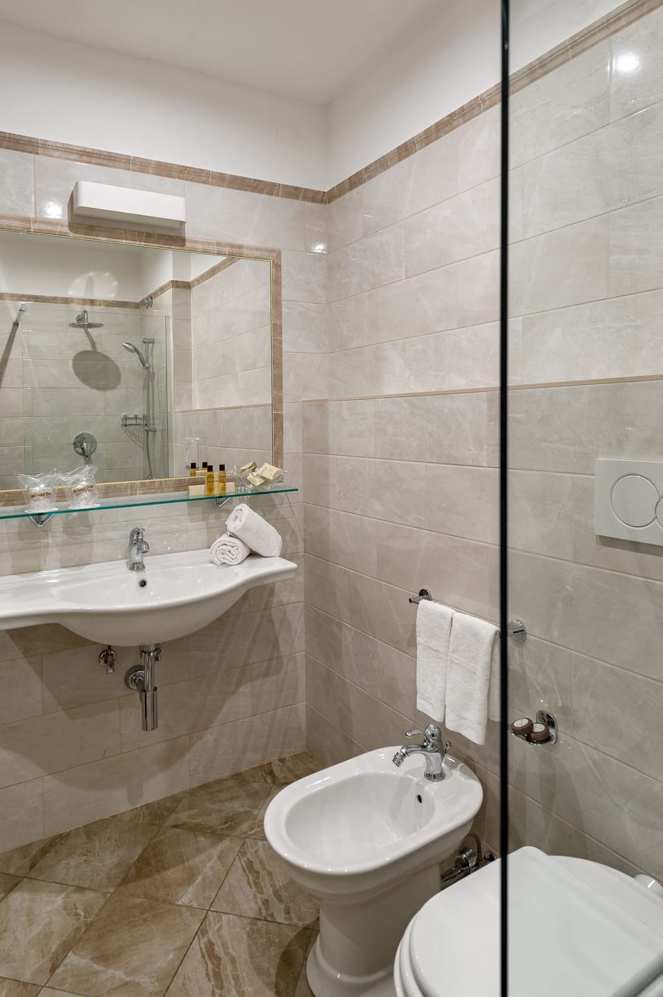 Junior Suite | Bathroom | Hair dryer, towels