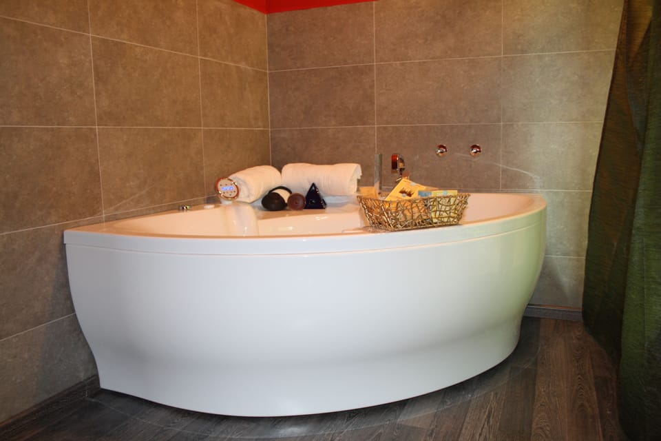 Indoor spa tub