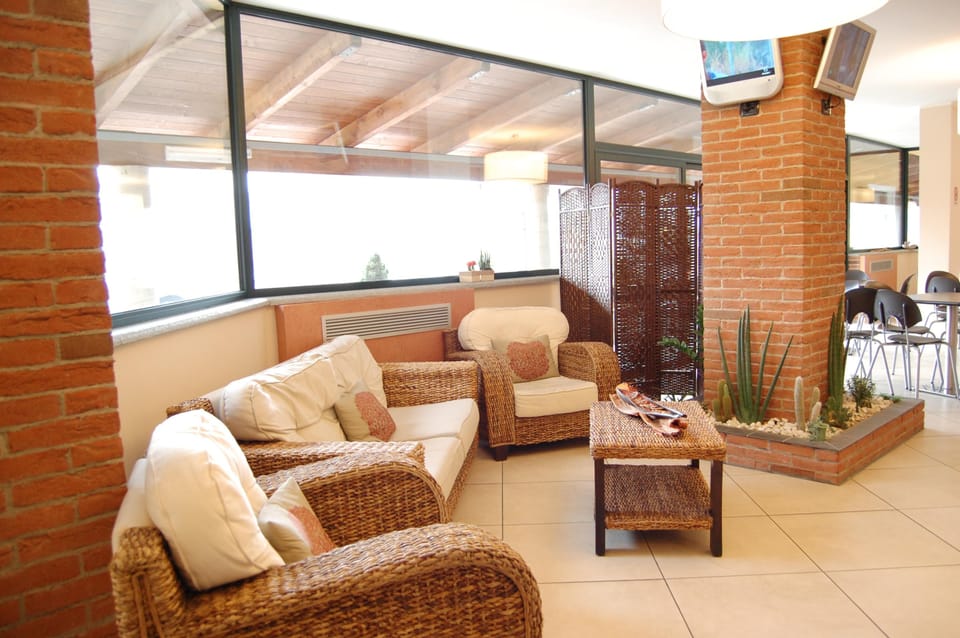 Lobby lounge
