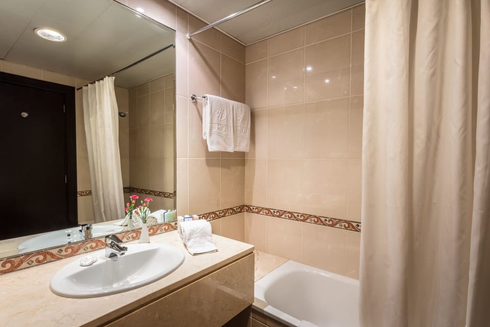 Standard Room | Bathroom | Bathtub, free toiletries, hair dryer, bidet