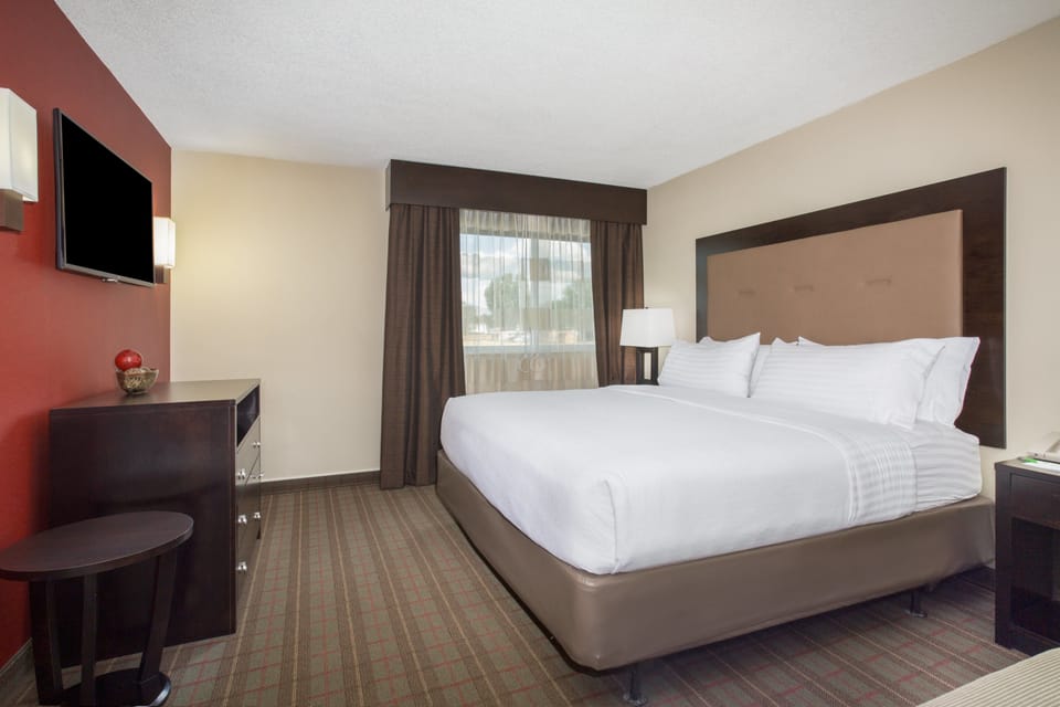 Suite, 1 King Bed, Accessible (Hearing, Roll-In Shower) | Desk, iron/ironing board, cribs (free), rollaway beds (surcharge)