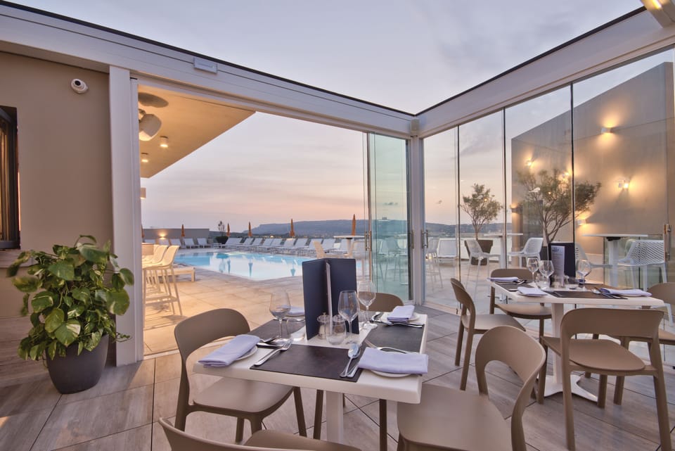 2 restaurants, breakfast served