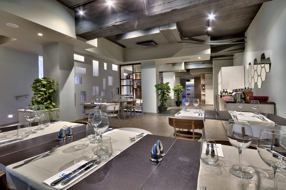 2 restaurants, breakfast served