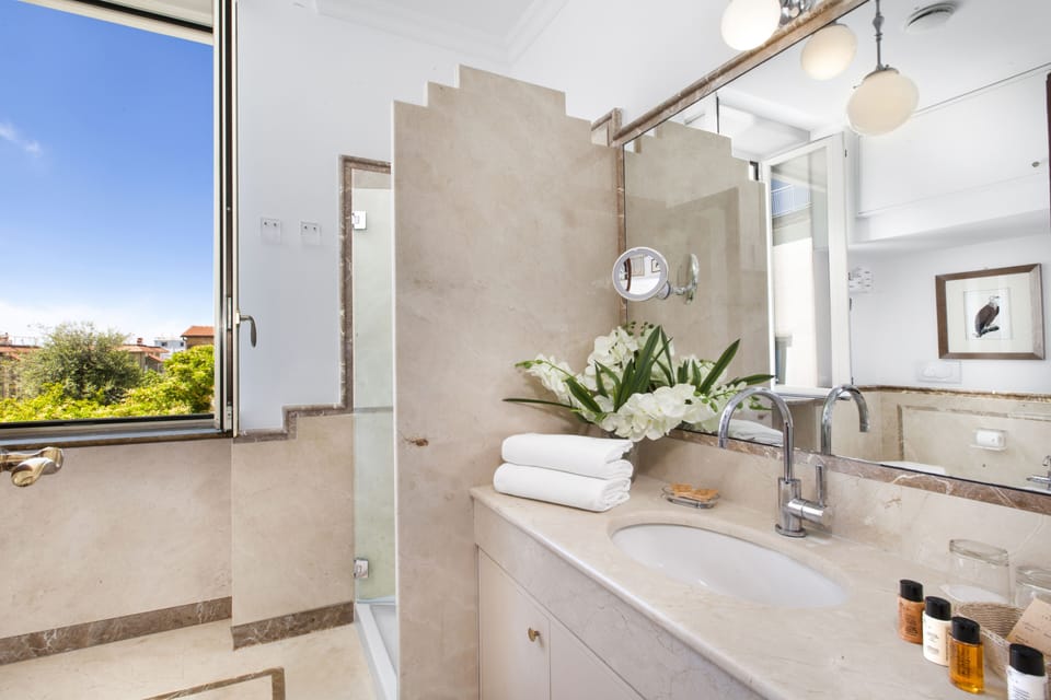 Junior Suite (with Jacuzzi) | Bathroom | Hair dryer, slippers, bidet, towels