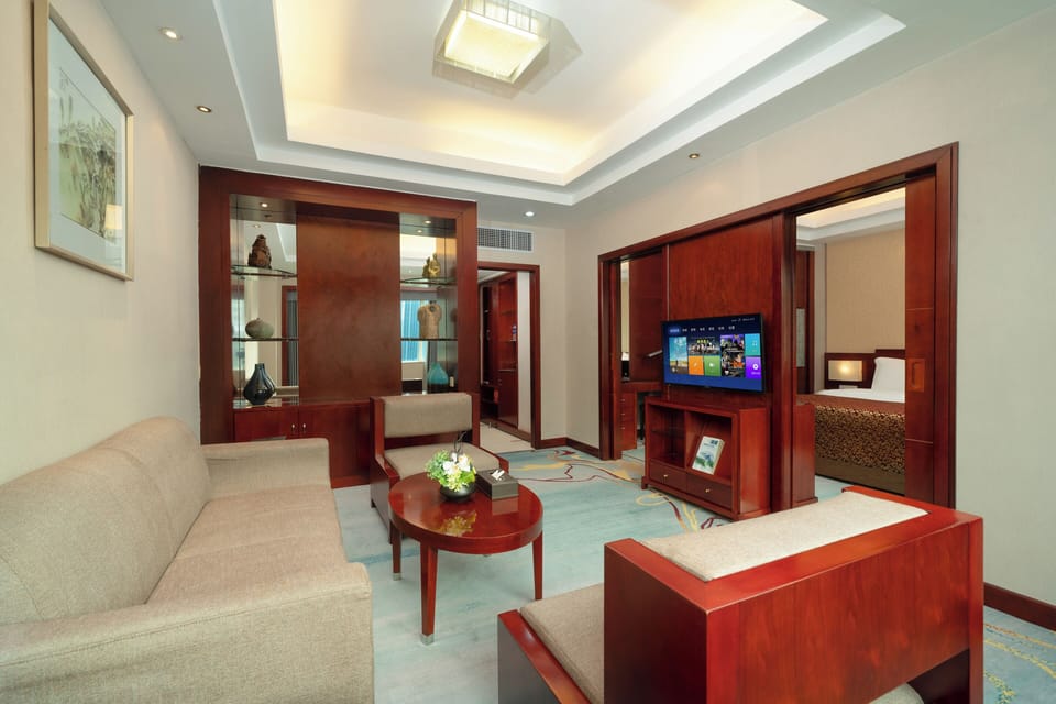Deluxe Suite | Premium bedding, Select Comfort beds, minibar, in-room safe