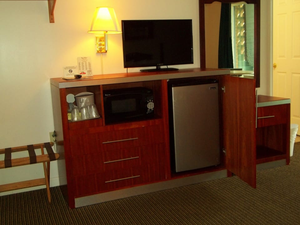 2 Double Beds, Smoking | 1 bedroom, desk, iron/ironing board (on request), WiFi (free)