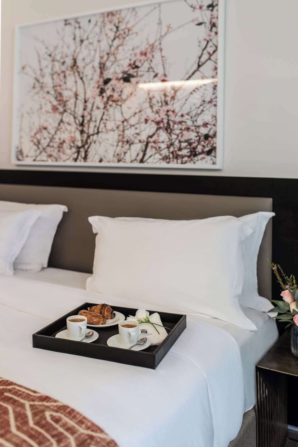 Deluxe Family Room | Minibar, in-room safe, desk, laptop workspace