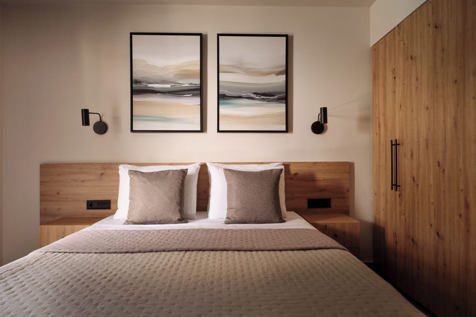 2 Bedroom Family Room | Pillowtop beds, in-room safe, soundproofing, WiFi (free)