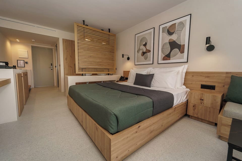 Deluxe Room with Pool View | Pillowtop beds, in-room safe, soundproofing, WiFi (free)