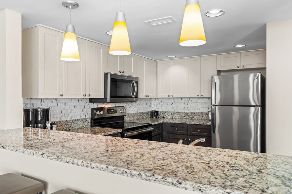 Full-size fridge, microwave, oven, stovetop