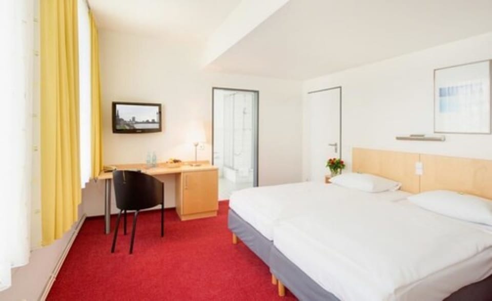 Double Room | Desk, iron/ironing board, bed sheets