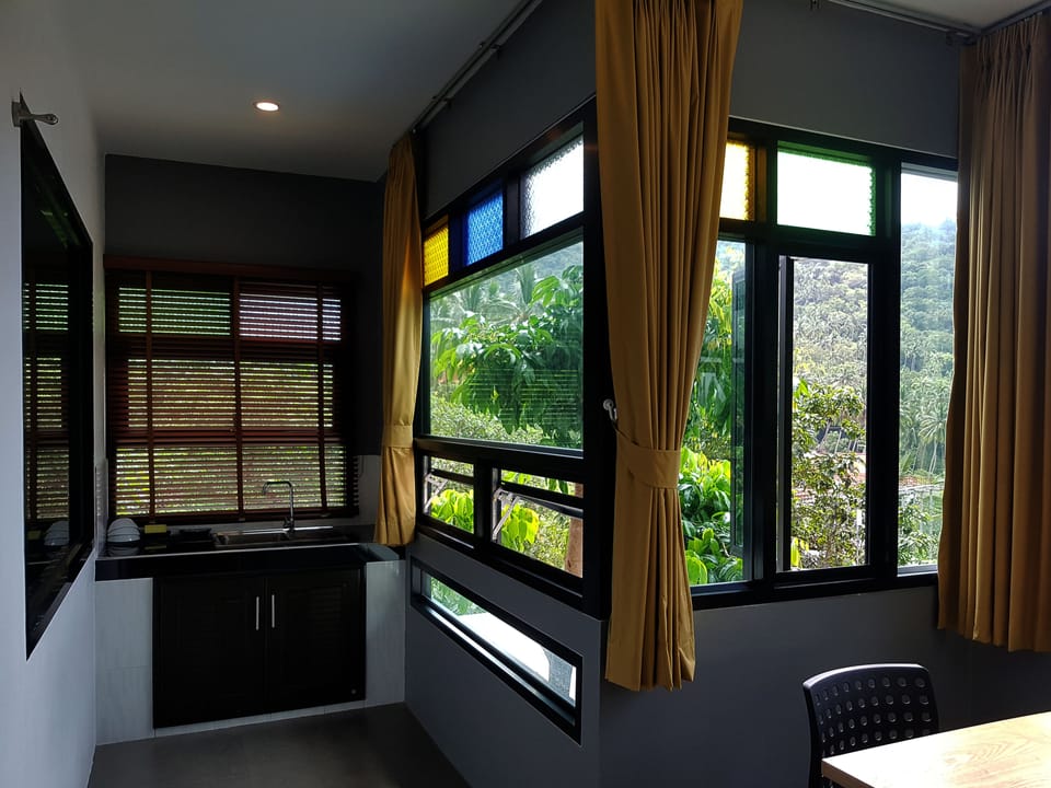 Deluxe Triple Room, 1 Bedroom, Kitchenette, Sea View | Private kitchen | Coffee/tea maker, electric kettle