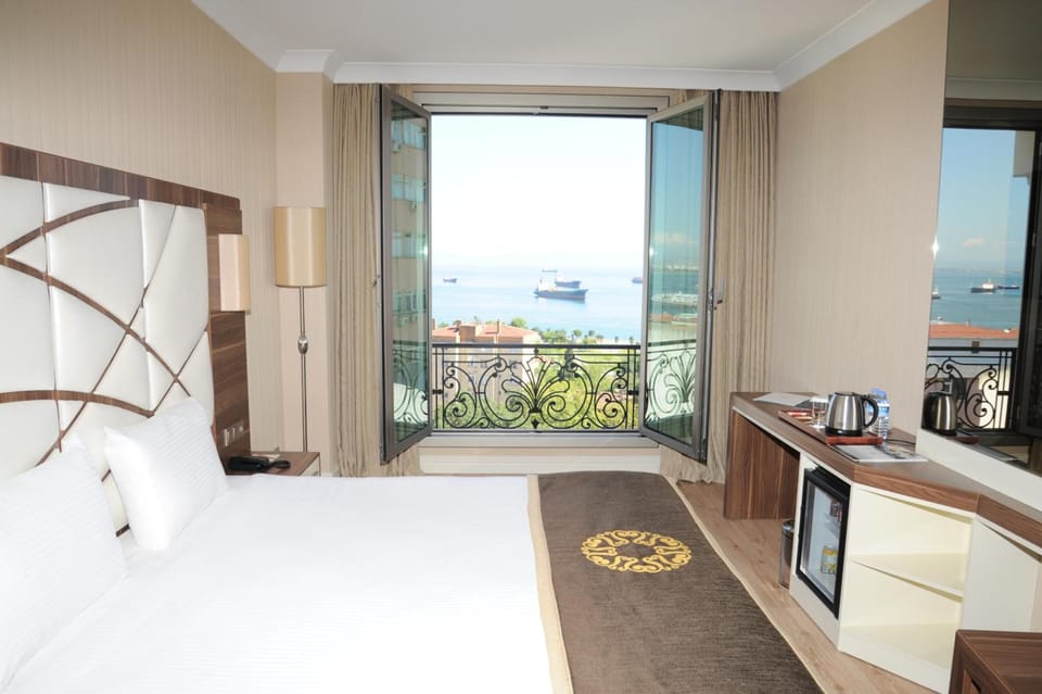 Deluxe Room | Premium bedding, free minibar, in-room safe, desk