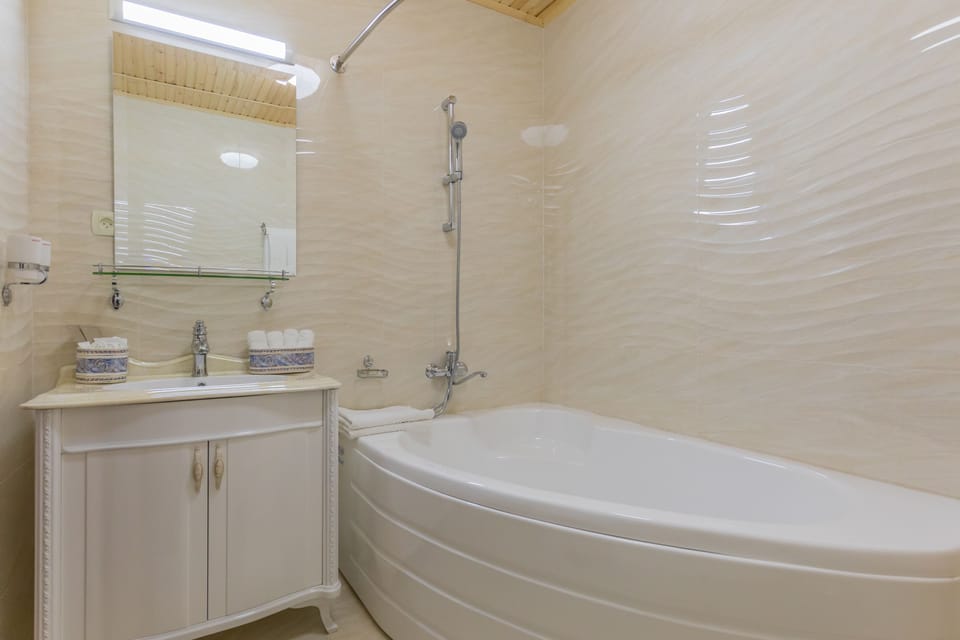 Luxury Double Room, 1 King Bed | Bathroom | Combined shower/tub, free toiletries, hair dryer, bathrobes