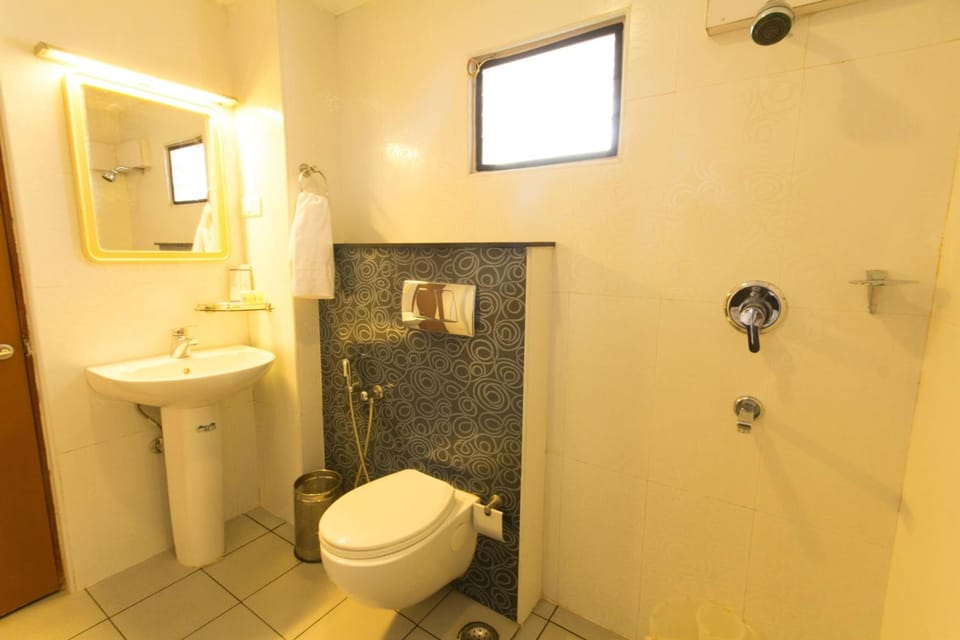 Shower, free toiletries, towels
