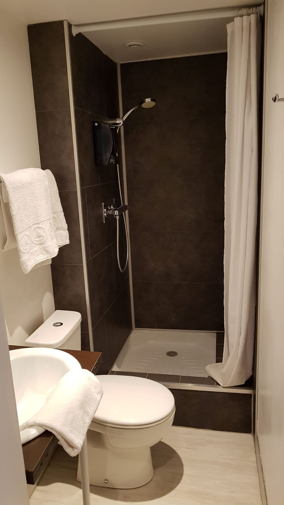 Comfort Double Room | Bathroom | Free toiletries, hair dryer, towels