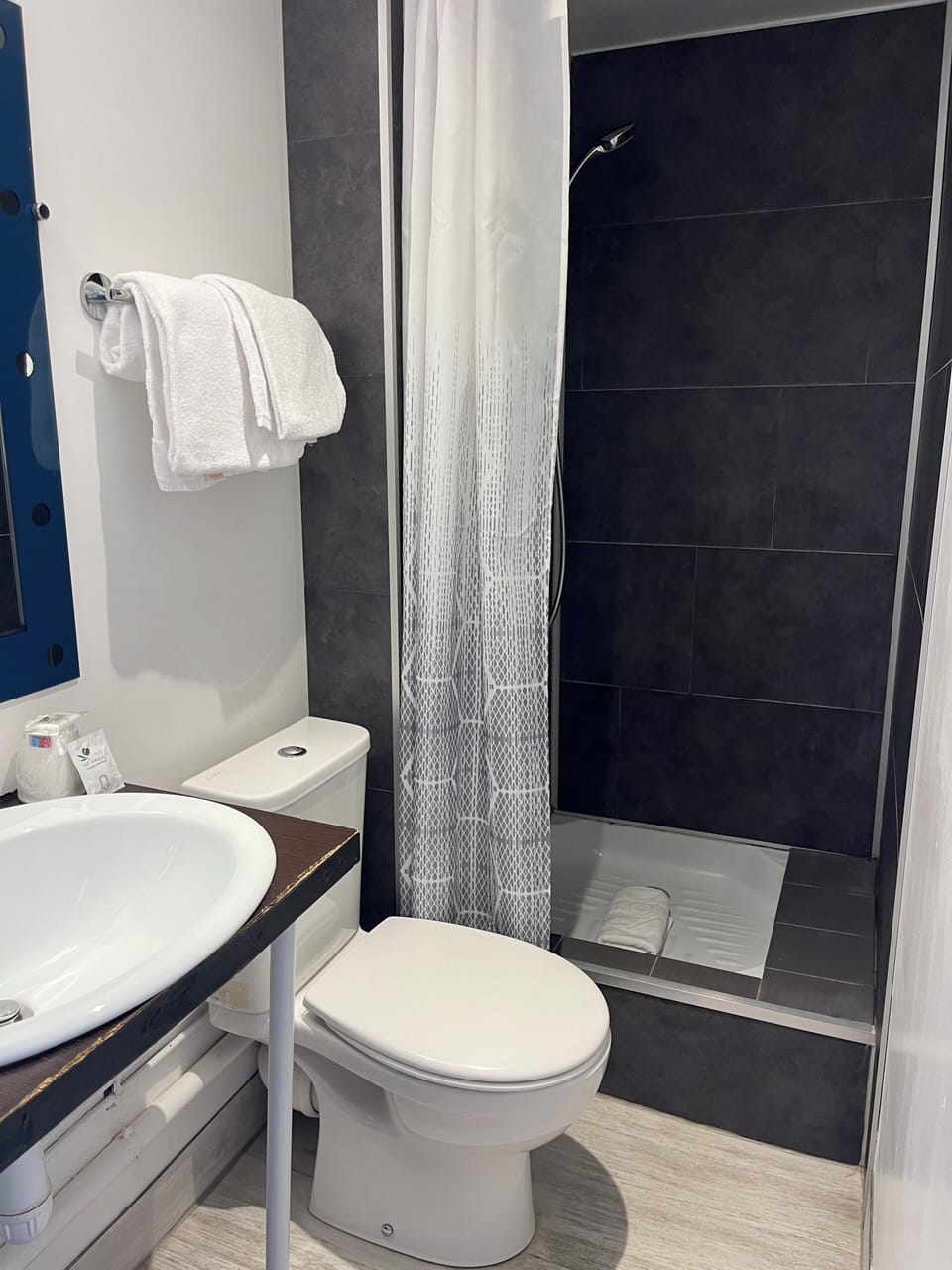 Comfort Double Room | Bathroom | Free toiletries, hair dryer, towels