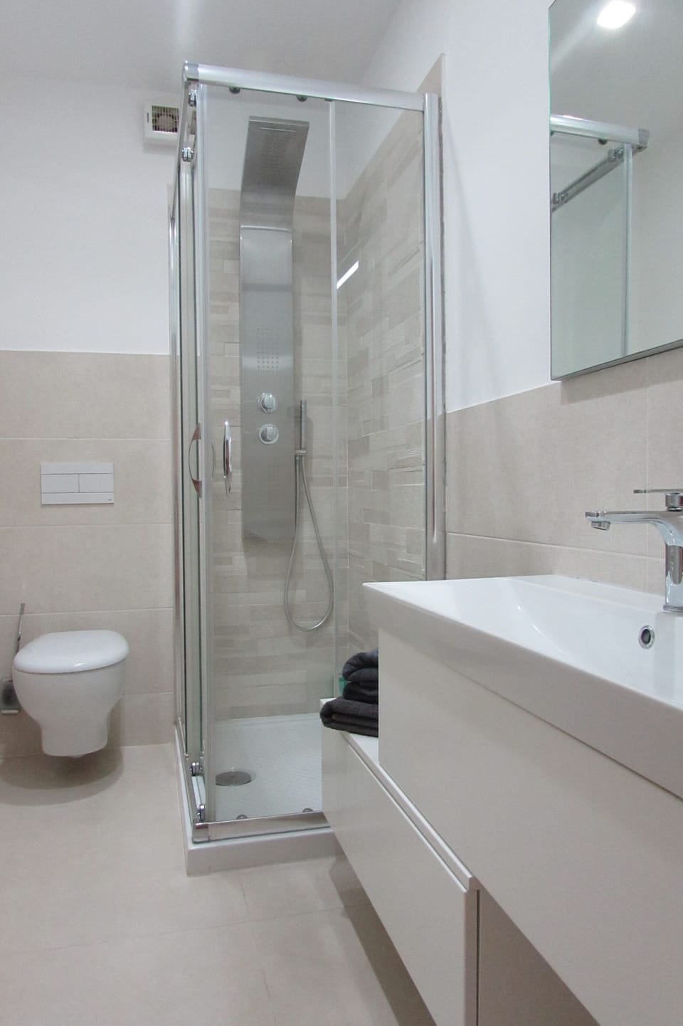 Deluxe Apartment, 1 Bedroom, Non Smoking | Bathroom | Shower, free toiletries, hair dryer, towels