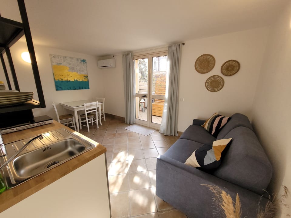 Family Apartment | Living area | Books