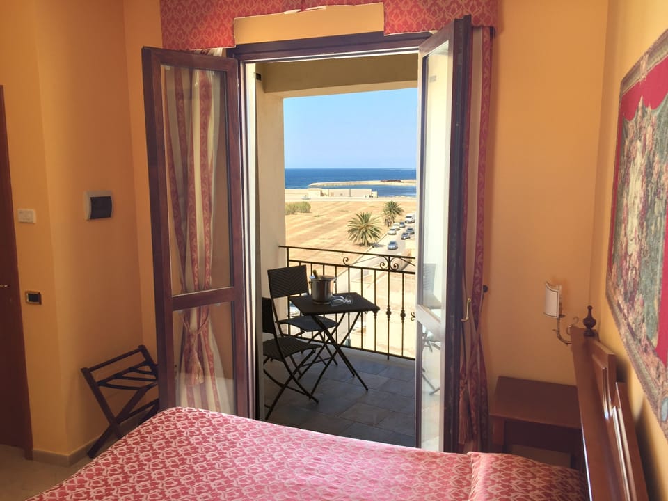 Standard Twin Room | Minibar, desk, soundproofing, free WiFi