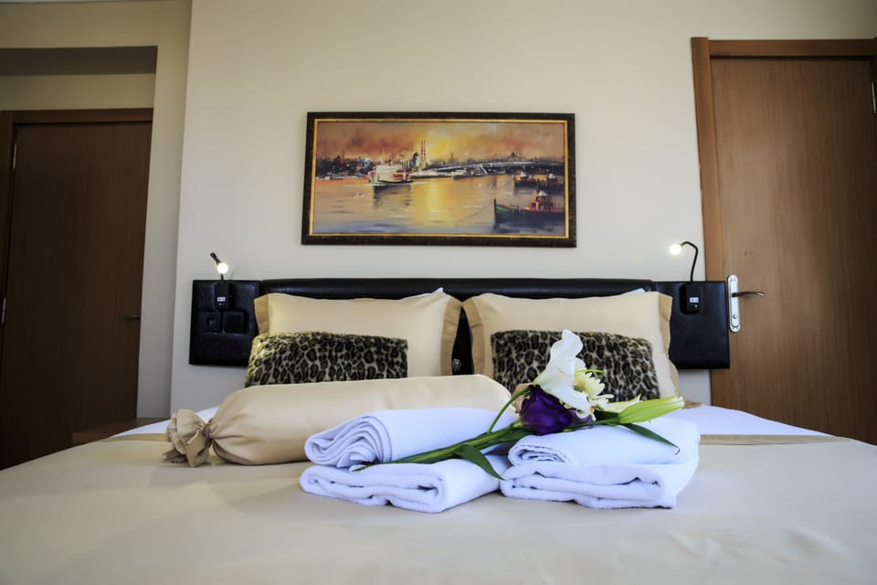 Standard Room, 1 King Bed | Minibar, in-room safe, desk, cribs (free)