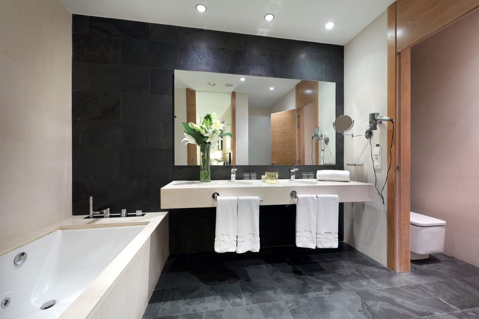 Combined shower/tub, deep soaking tub, eco-friendly toiletries