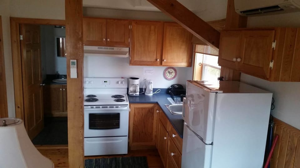 Chalet, 2 Bedrooms, Kitchen, Ocean View | Private kitchen | Shared fridge, microwave