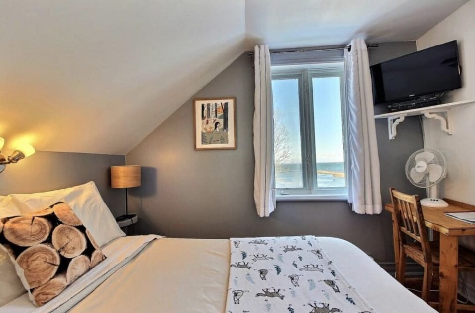 Standard Room, 1 Double Bed, Private Bathroom, River View | Egyptian cotton sheets, memory foam beds, individually decorated, desk
