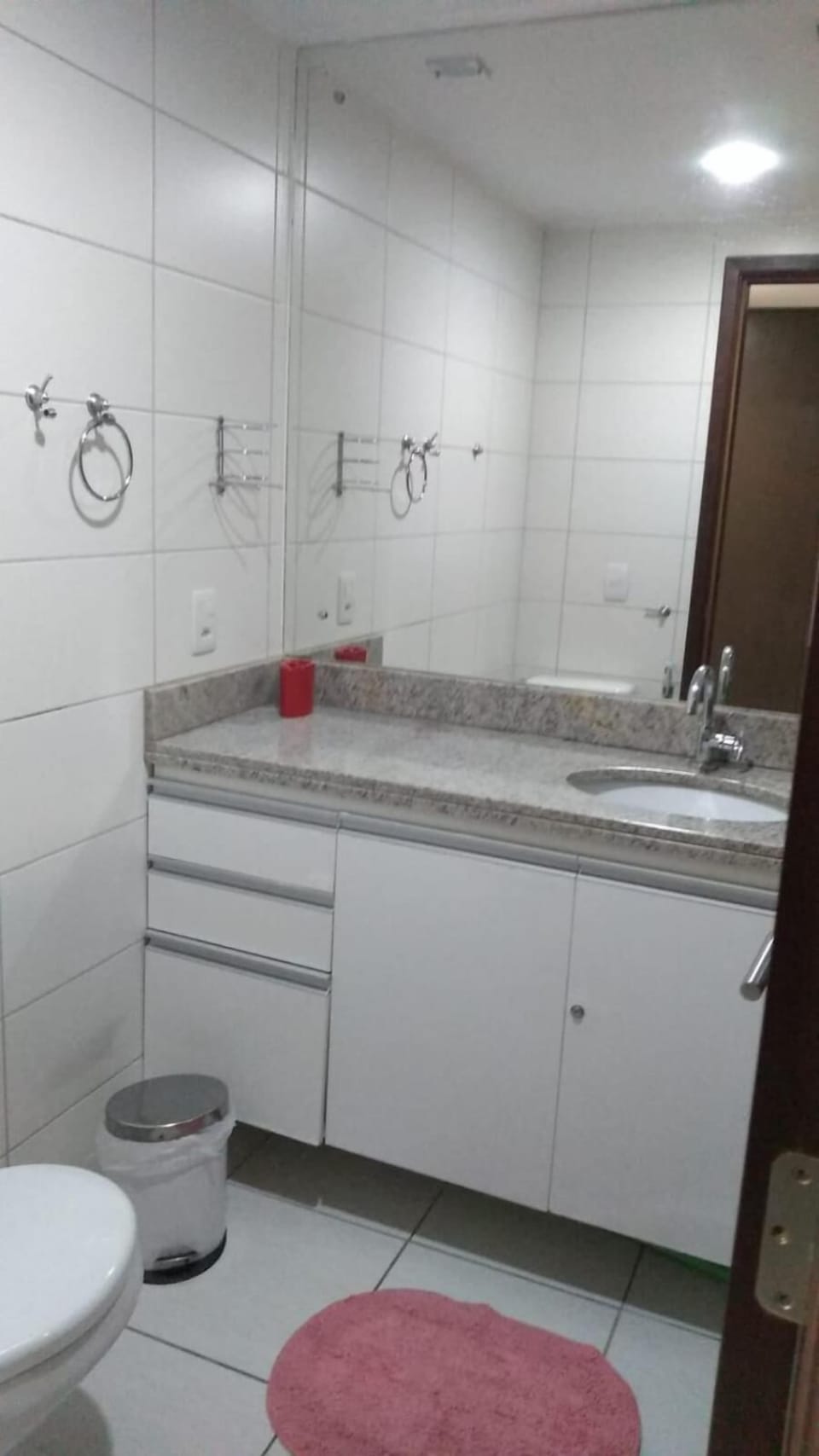 Shower, free toiletries, hair dryer, bidet