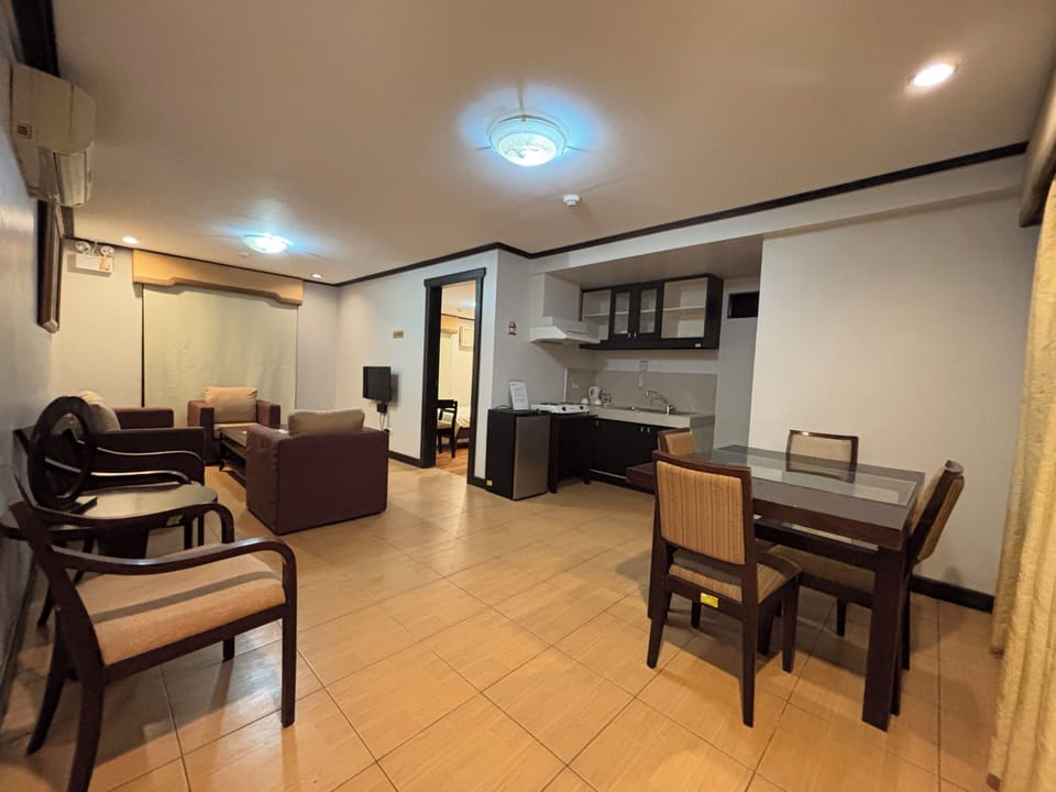 Superior Suite | Private kitchen | Microwave, electric kettle