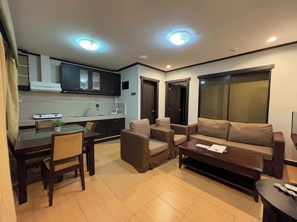 Business Suite | 1 bedroom, desk, iron/ironing board, free WiFi