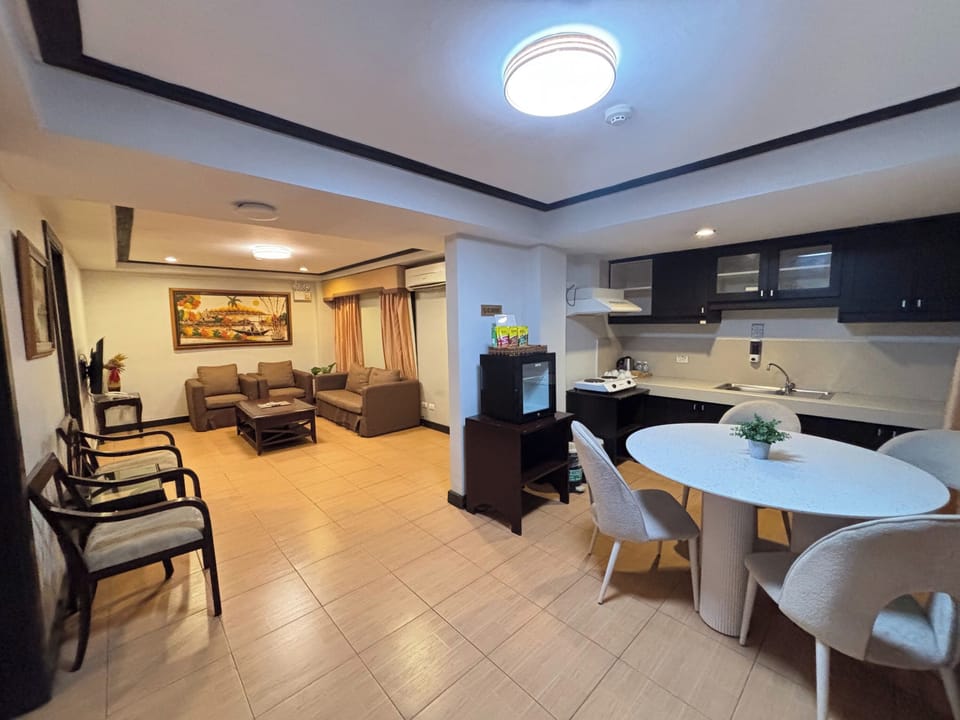 Presidential Suite | Private kitchen | Microwave, electric kettle