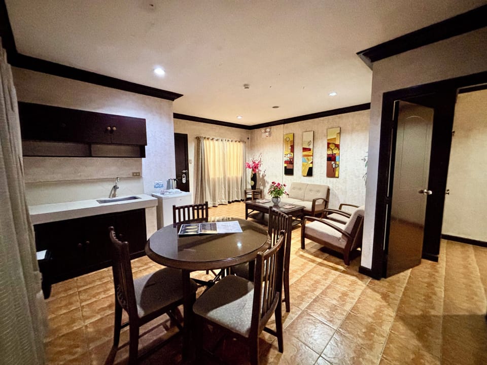 Suite | Desk, blackout drapes, iron/ironing board, free WiFi