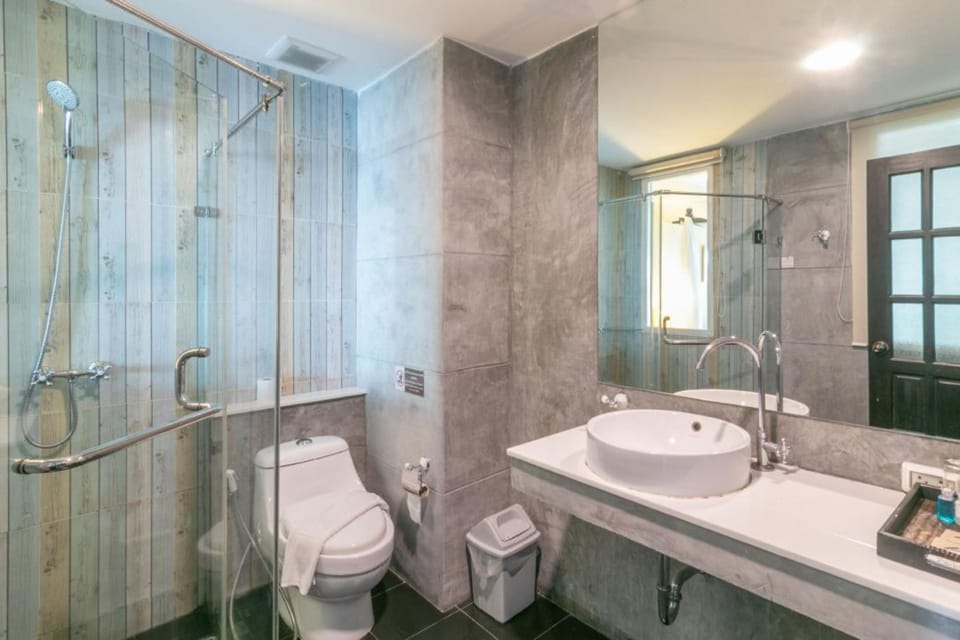 Standard Room | Bathroom | Shower, rainfall showerhead, free toiletries, hair dryer