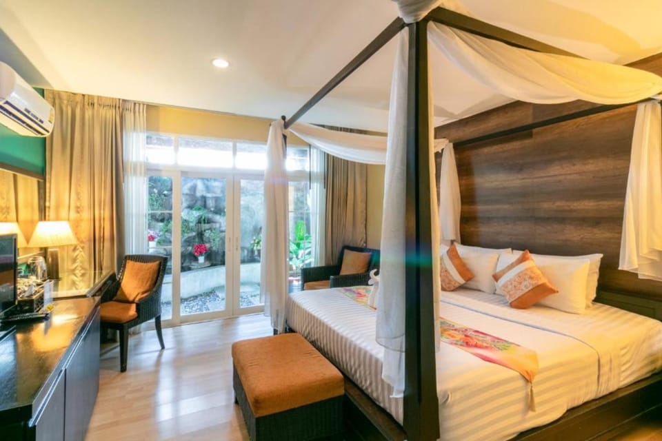 Deluxe Room | Desk, blackout drapes, free WiFi, bed sheets