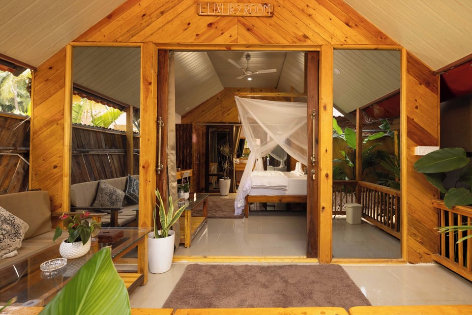 Classic Cabin | Premium bedding, laptop workspace, free WiFi, bed sheets