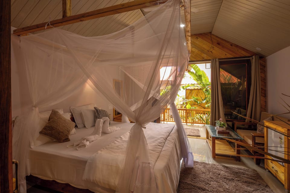 Classic Cabin | Premium bedding, laptop workspace, free WiFi, bed sheets