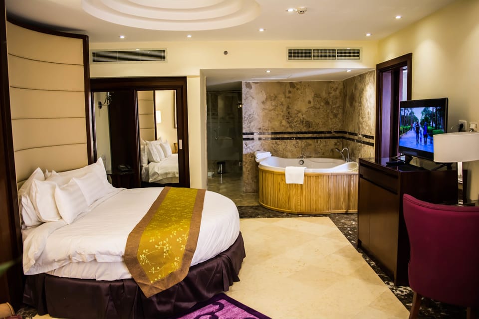 Honeymoon suite with Sea & Pool view | Minibar, in-room safe, iron/ironing board (on request)