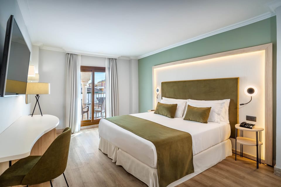 Premium bedding, pillowtop beds, minibar, in-room safe