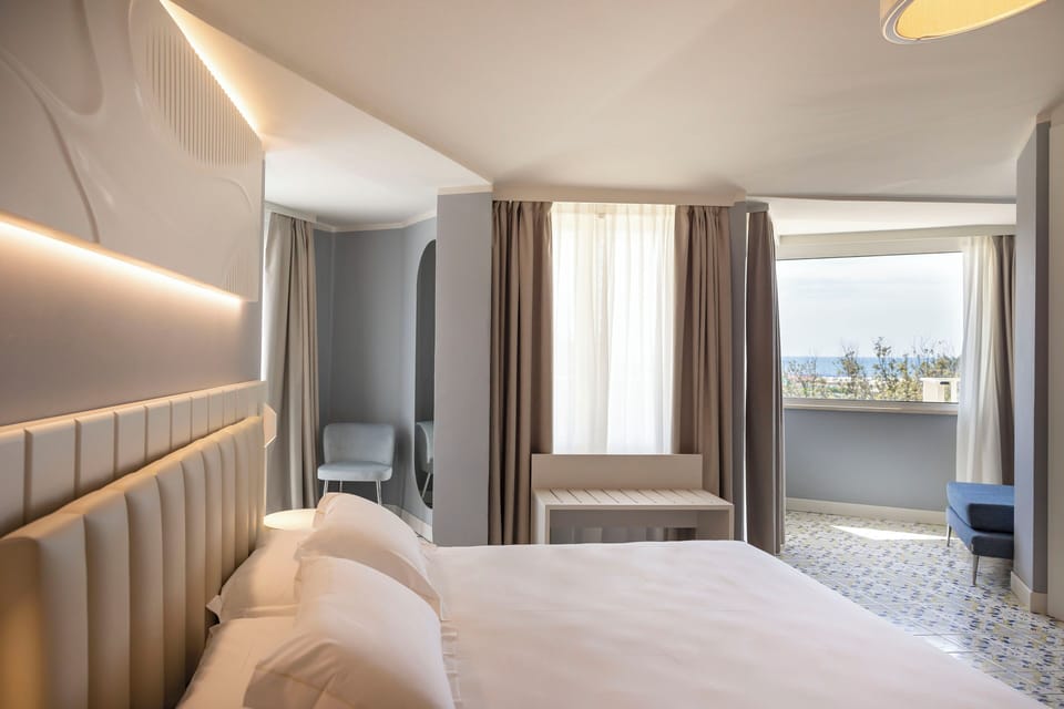 Suite Junior Vista Mare | Minibar, in-room safe, desk, free WiFi