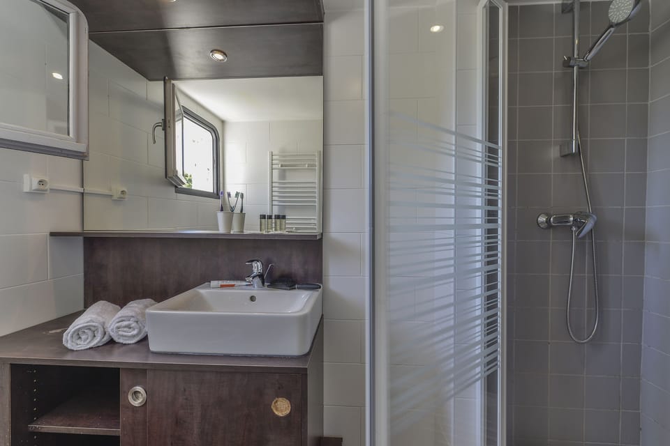 Shower, towels