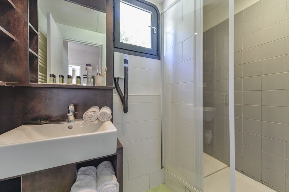 Shower, towels