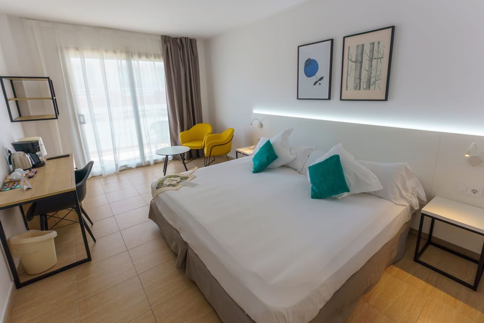 Premium bedding, down comforters, minibar, in-room safe