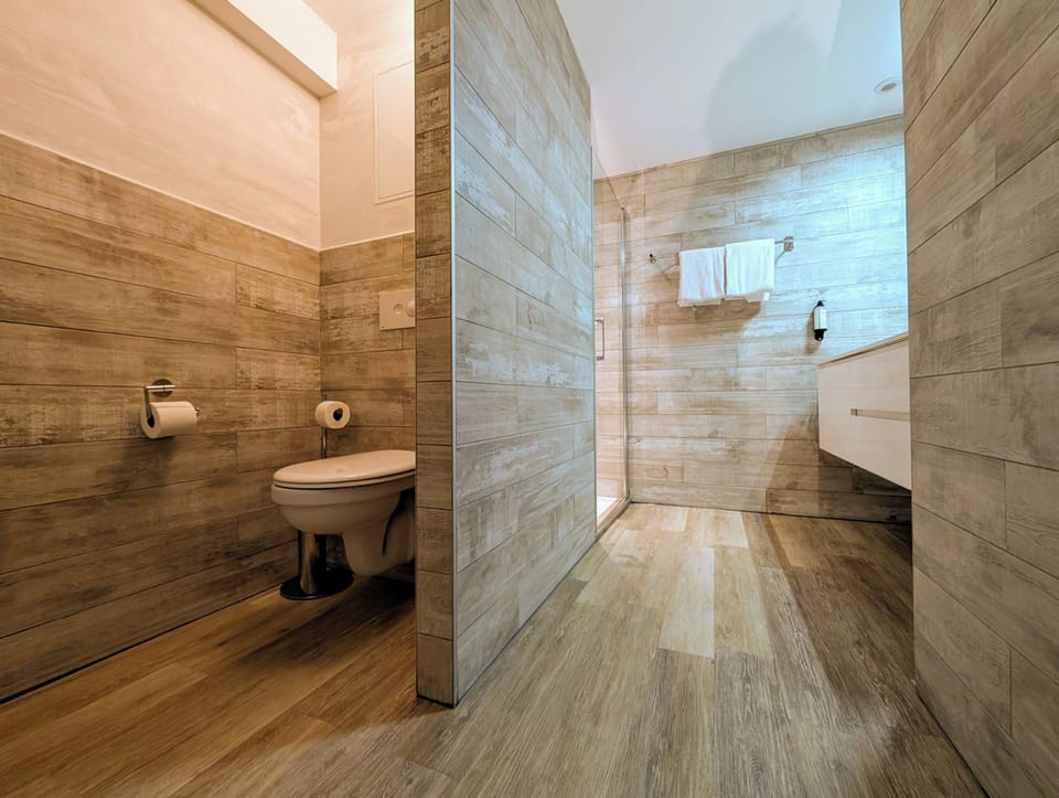 Family Room | Bathroom | Free toiletries, hair dryer, towels, toilet paper
