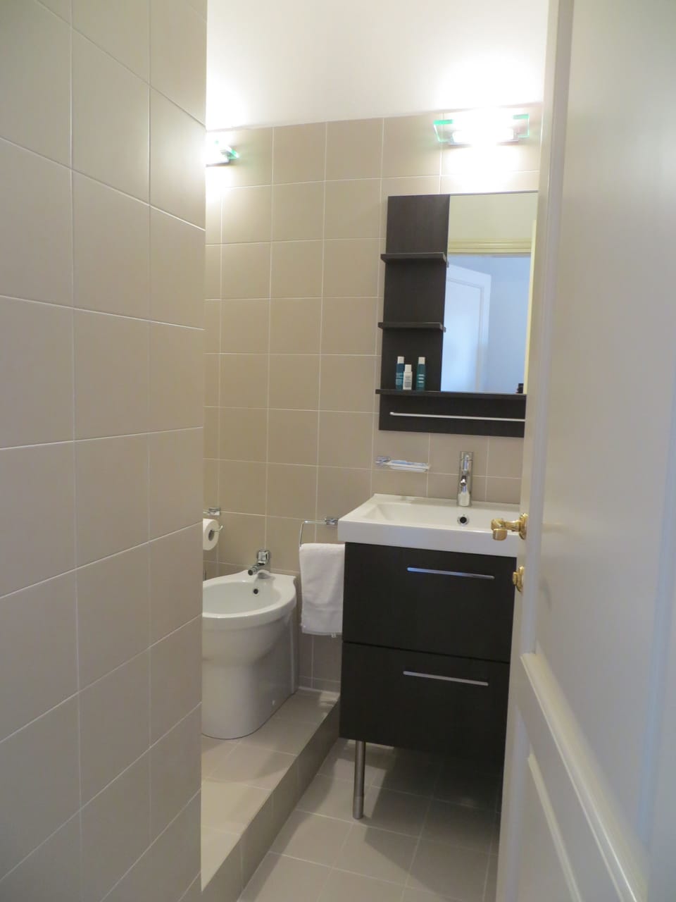 Standard Double Room, City View (Tornabuoni Small Size Room) | Bathroom | Shower, free toiletries, hair dryer, bidet