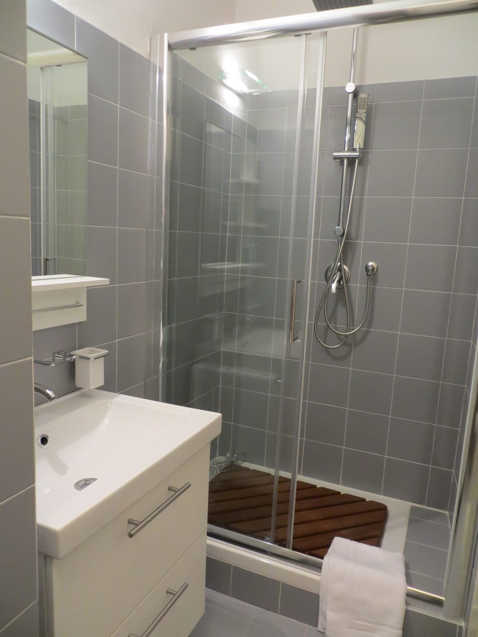 Standard Twin Room, City View (Ponte Vecchio) | Bathroom | Shower, free toiletries, hair dryer, bidet