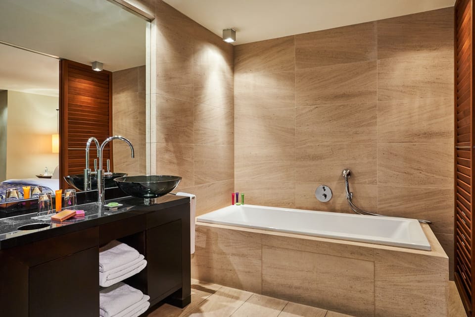 Classic Room, Courtyard View | Bathroom | Rainfall showerhead, designer toiletries, hair dryer, bathrobes