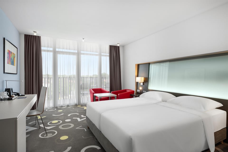 Standard Room | Minibar, in-room safe, desk, blackout drapes