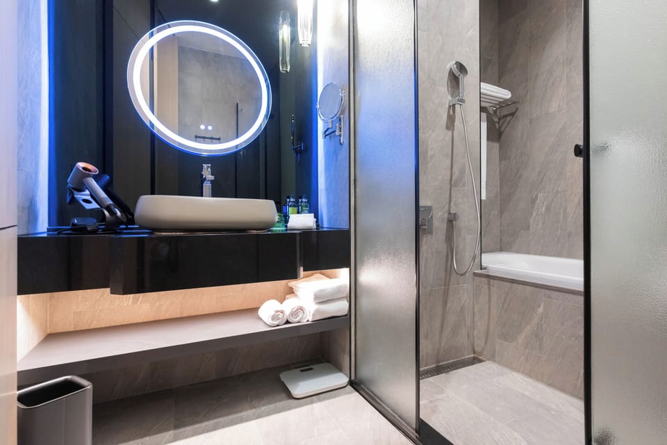 Separate tub and shower, deep soaking tub, rainfall showerhead