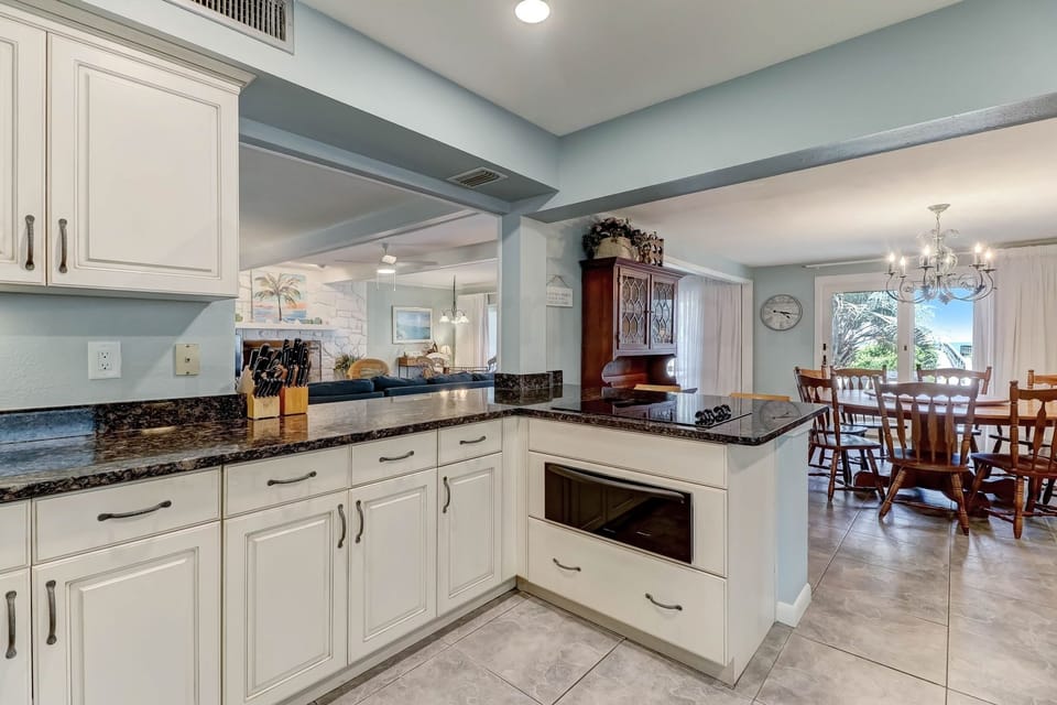 House, 4 Bedrooms | Private kitchen | Full-size fridge, microwave, oven, stovetop